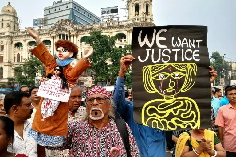 কলকাতায় চিকিৎসকদের ‘দ্রোহের কার্নিভ্যাল’ অনুষ্ঠিত, রাজ্য সরকার করল ‘দুর্গা কার্নিভ্যাল’